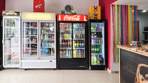 estanterías con productos de multitienda supertoscal y neveras con refrescos