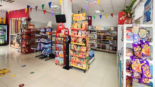 estanterías con productos de multitienda supertoscal con una visión general