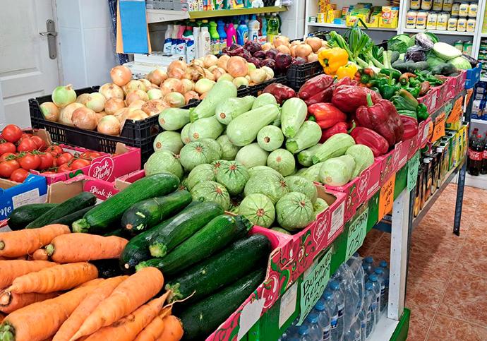 estanterias con verduras frescas y de calidad de canarias